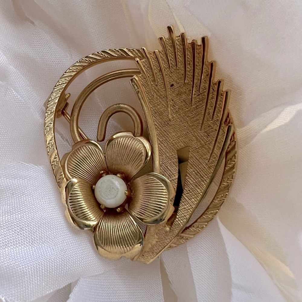 Vintage Gold Tone Faux Pearl Flower Brooch Size 1.5”